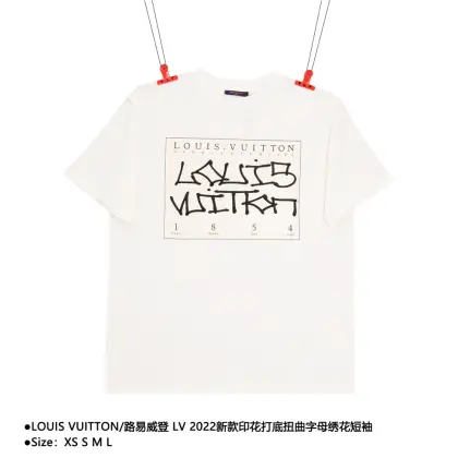 LOUIS VUITTON/路易威登 LV 2022新款印花打底扭曲字母绣花短袖 简洁明快的设计永远深谙大众审美,梵文式样的扭曲字母别具民族风格.古老文化元素加以西方审美的廓形T恤上,对立却相融.设计巧思,灵感精妙,符合当下可盐可甜流行时髦风格.深蓝色高端大气,白色百搭低调,均为男女不错之选.26g双纱280克洗水面料,挺阔舒适.打底印花,高密绣花,重工打造,可圈可点 款式编号:K-5605605616